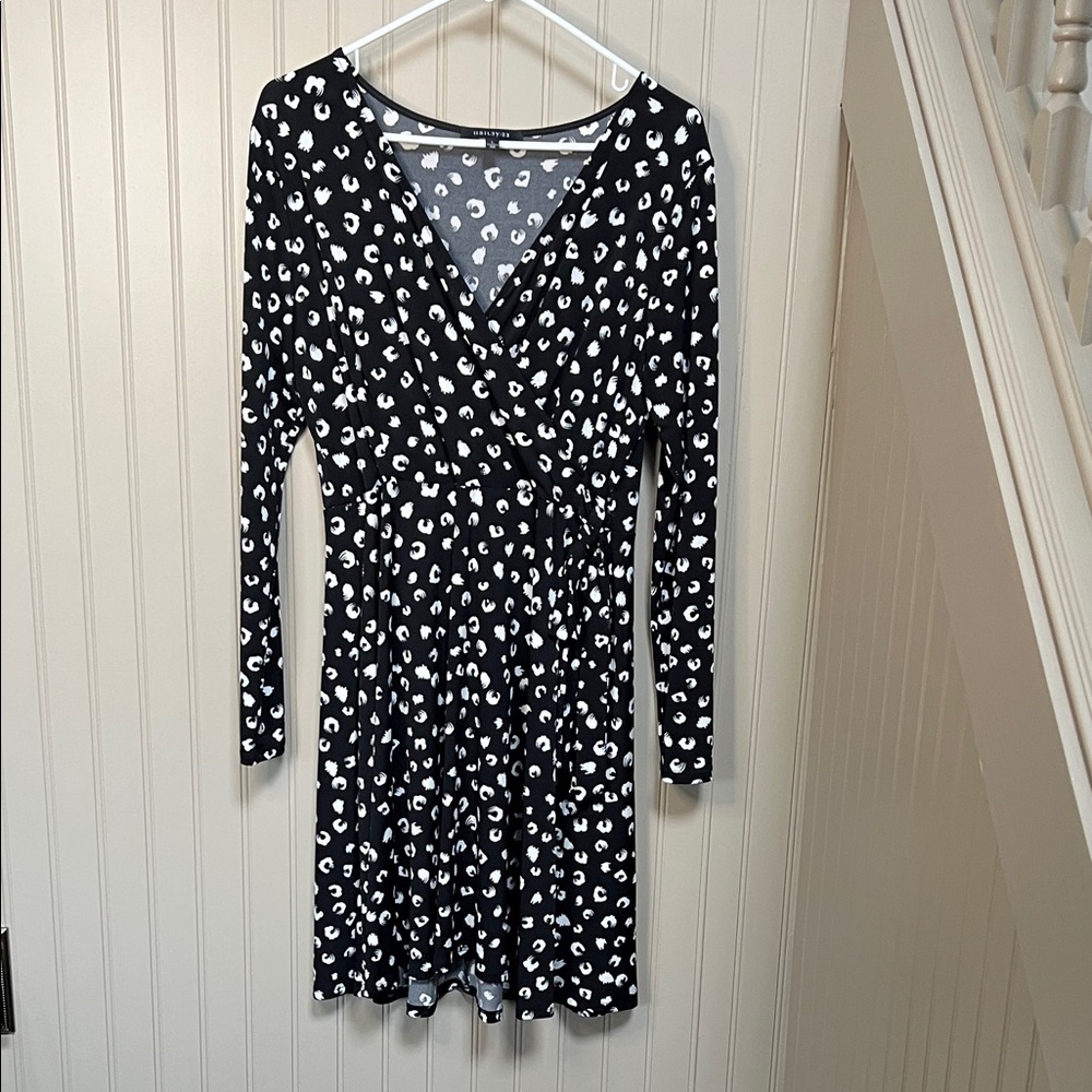 Elegant Black and White Patterned Long Sleeve Dress